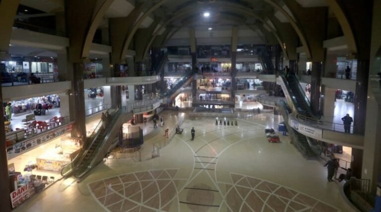 Pakistan’s economic crisis forces malls and markets to close early